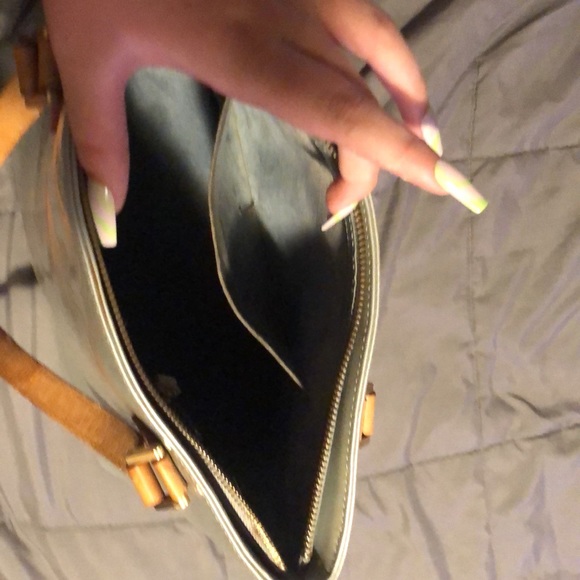 A blue Louis Vuitton bag perfect for a night out. - Picture 3 of 5